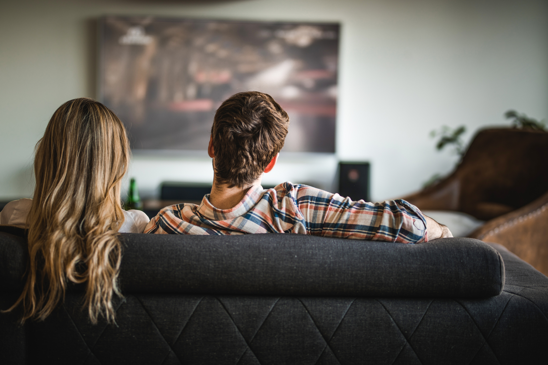 Yesterday ann watch tv. Watching TV. Мужчина и женщина у телевизора. Watching TV back view. Watching TV together.