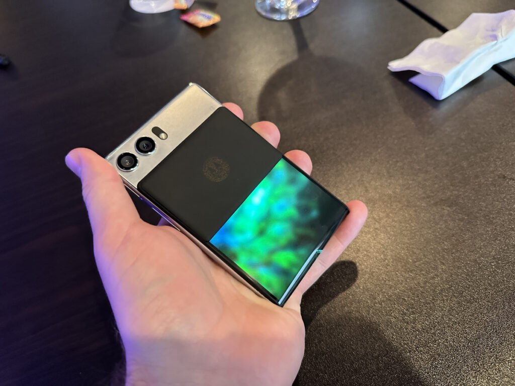 Handson with Motorola Rizr rollable concept phone